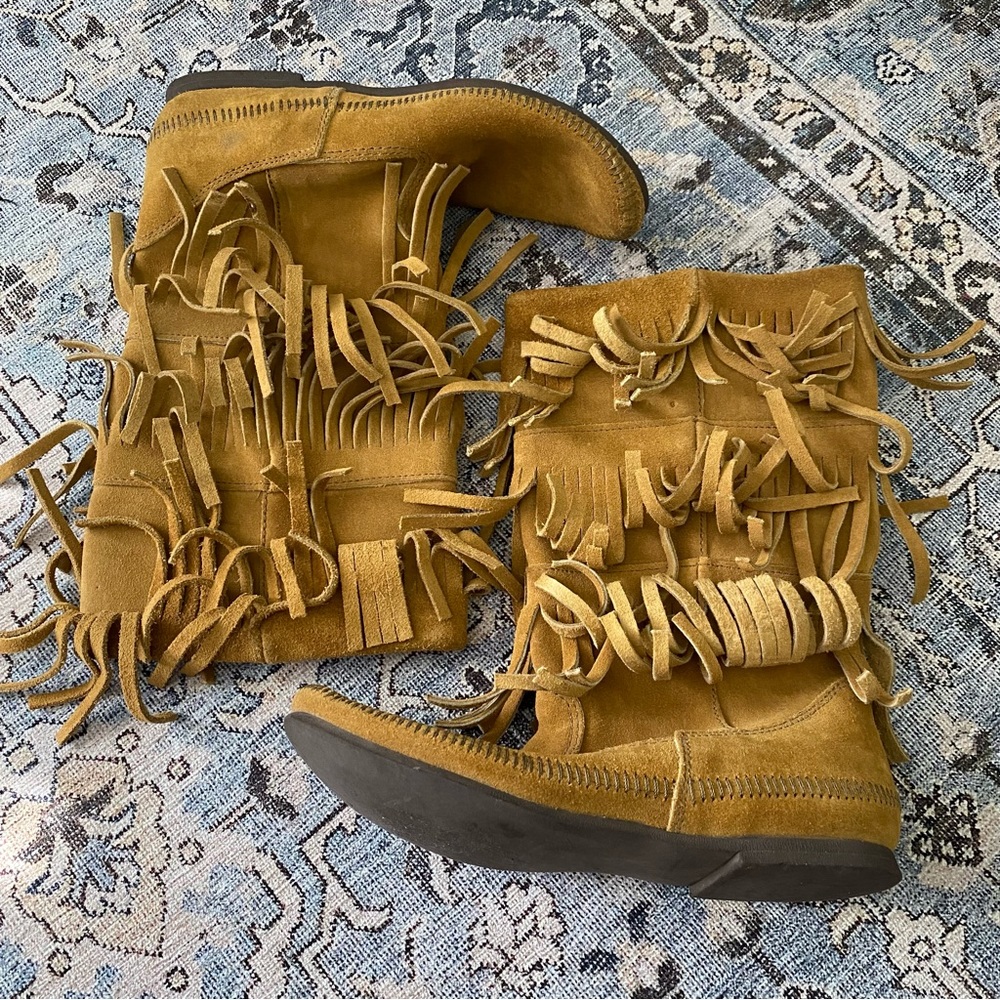 MINNETONKA 3-Layer Fringe Boot Size 10